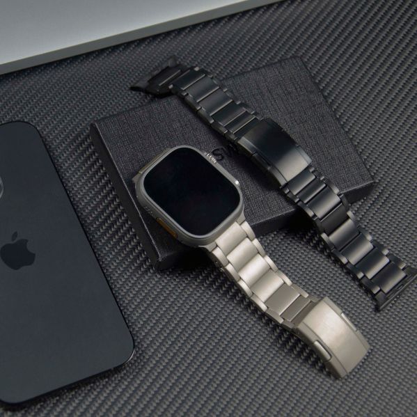 Titanium_Apple_Watch_Band_Black_Titan